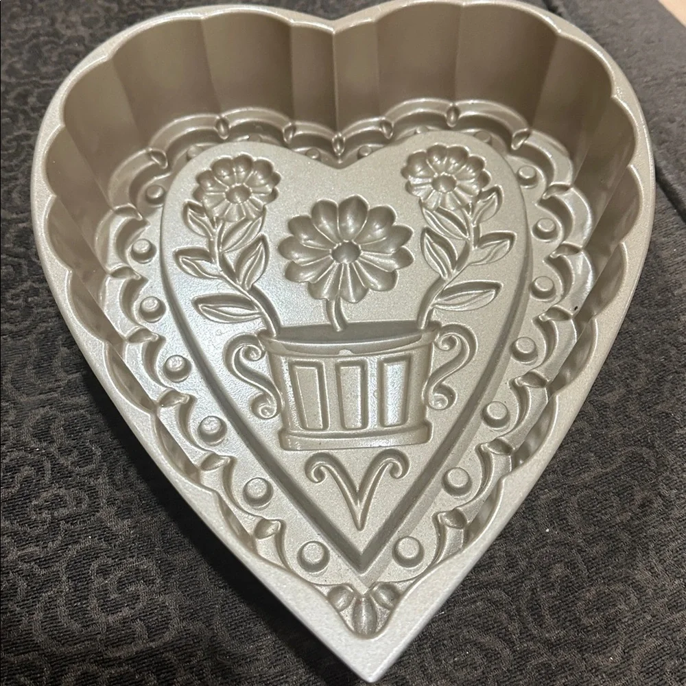 Williams Sonoma Nordic Ware Decorative Heart non-stick heavy aluminum cake pan